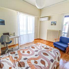 私人房间 正在以 €370 的月租出租，其位于 Athens, Smolensky