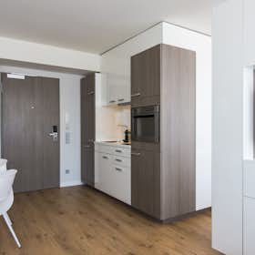 Studio for rent for €2,970 per month in Frankfurt am Main, Münchener Straße