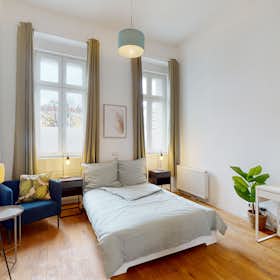 Apartment for rent for €2,680 per month in Berlin, Petersburger Straße