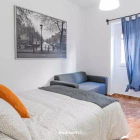 Private room for rent for €325 per month in Valencia, Carrer Justo Vilar
