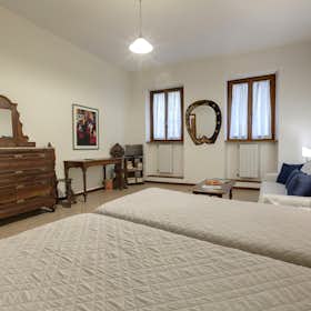 Apartment for rent for €1,350 per month in Florence, Via dei Tavolini
