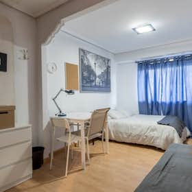 Private room for rent for €375 per month in Valencia, Calle de San Vicente Mártir
