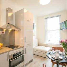 Appartement te huur voor € 2.475 per maand in Dublin, Aungier Street