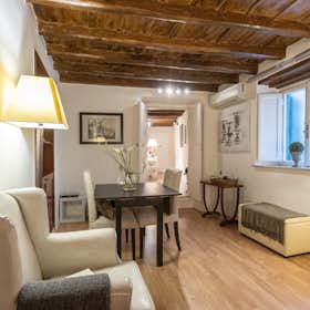 Studio for rent for €1,550 per month in Rome, Via della Stelletta