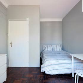 Private room for rent for €650 per month in Lisbon, Avenida Elias Garcia