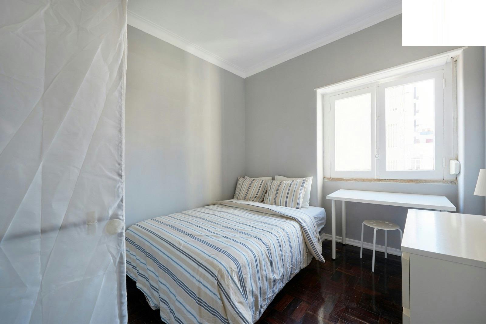 Private room for rent for €500 per month in Lisbon, Avenida Elias Garcia