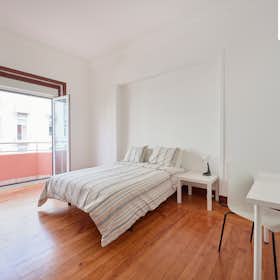 Private room for rent for €700 per month in Lisbon, Avenida Praia da Vitória