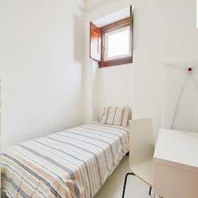 Private room for rent for €450 per month in Lisbon, Avenida Praia da Vitória