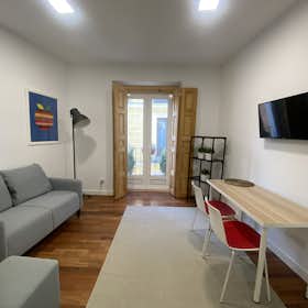 Apartment for rent for €1,100 per month in Madrid, Calle de Jesús y María