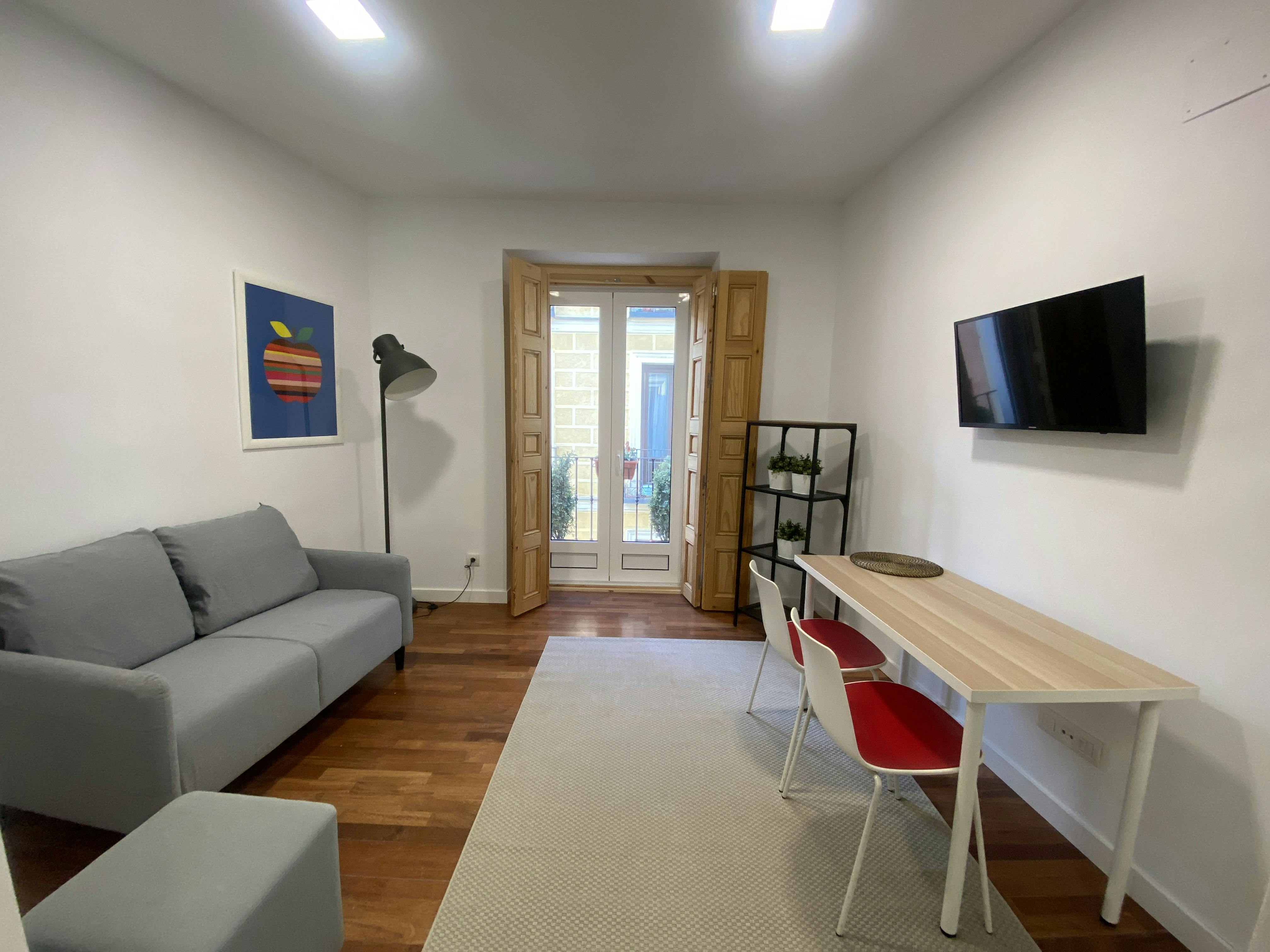 Apartment for rent for €1,100 per month in Madrid, Calle de Jesús y María