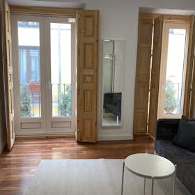 Studio for rent for €990 per month in Madrid, Calle de Jesús y María