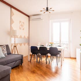Apartment for rent for €2,450 per month in Milan, Piazzale Carlo Maciachini