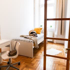 Private room for rent for HUF 141,894 per month in Budapest, Holló utca