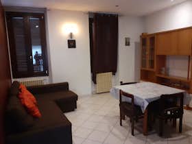 Appartement te huur voor € 1.200 per maand in Cerro Maggiore, Via Roma