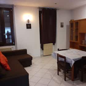 公寓 正在以 €1,200 的月租出租，其位于 Cerro Maggiore, Via Roma