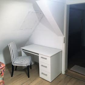 Отдельная комната сдается в аренду за 375 € в месяц в Filderstadt, Nürtinger Straße