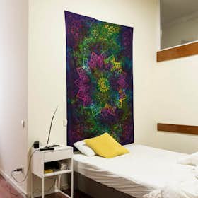 Private room for rent for €400 per month in Porto, Rua das Taipas