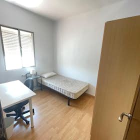 Private room for rent for €400 per month in Sevilla, Avenida Alvar Núñez