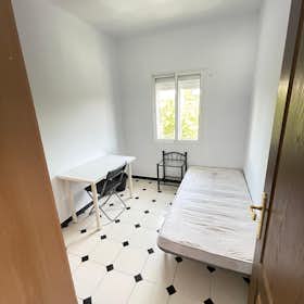 Private room for rent for €400 per month in Sevilla, Calle López de Gomara