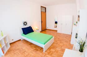 Appartement te huur voor € 550 per maand in Turin, Corso Regina Margherita
