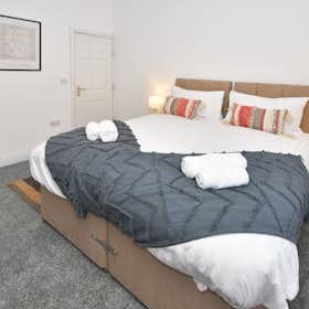 Casa in affitto a 3.300 £ al mese a Stoke-on-Trent, Warrington Road
