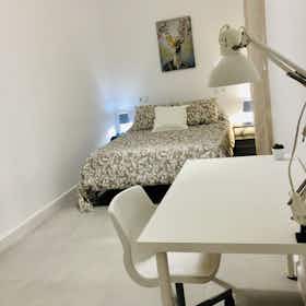 Private room for rent for €445 per month in Sevilla, Calle Bustos Tavera