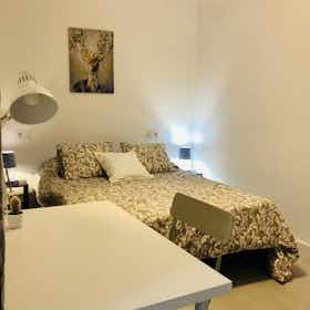 Private room for rent for €445 per month in Sevilla, Calle Bustos Tavera