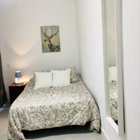Private room for rent for €390 per month in Sevilla, Calle Bustos Tavera