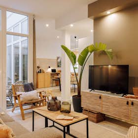 Apartment for rent for €3,537 per month in Lisbon, Rua Sousa Martins