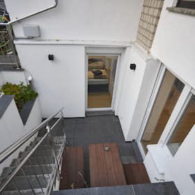 公寓 正在以 €3,500 的月租出租，其位于 Offenbach, Lohweg