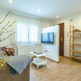 Apartment for rent for €1,400 per month in Madrid, Calle de Santillana del Mar
