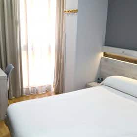 Appartement te huur voor € 840 per maand in Oviedo, Calle Joaquina Bobela