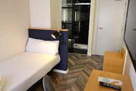 Apartamento para alugar por € 840 por mês em A Coruña, Rúa Riego de Agua