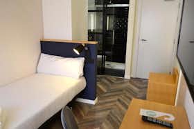 Appartement te huur voor € 840 per maand in A Coruña, Rúa Riego de Agua