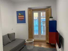 Apartment for rent for €1,300 per month in Madrid, Calle de Jesús y María