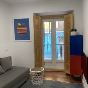 Apartment for rent for €1,300 per month in Madrid, Calle de Jesús y María