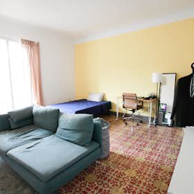 Private room for rent for €890 per month in Barcelona, Gran Via de les Corts Catalanes