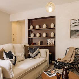 Apartment for rent for €3,117 per month in Lisbon, Rua de São Bento