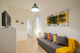 Appartement te huur voor € 1.800 per maand in Madrid, Calle Monteleón