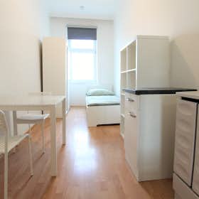 Apartment for rent for €690 per month in Vienna, Simmeringer Hauptstraße