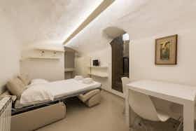 单间公寓 正在以 €1,050 的月租出租，其位于 Florence, Via Gino Capponi