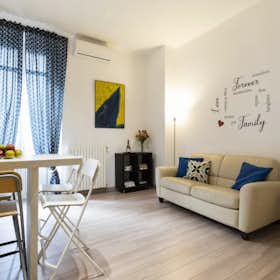 Apartment for rent for €2,680 per month in Milan, Via Pier Lombardo