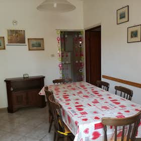 Отдельная комната сдается в аренду за 400 € в месяц в Rosignano Marittimo, Via Giuseppe Abbati