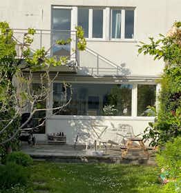 Huis te huur voor CHF 4.803 per maand in Küsnacht, Sternenfeldstrasse