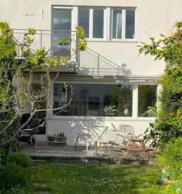 房源 正在以 CHF 4,789 的月租出租，其位于 Küsnacht, Sternenfeldstrasse