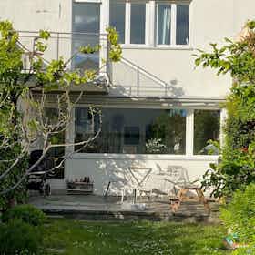 Дом сдается в аренду за 4 800 CHF в месяц в Küsnacht, Sternenfeldstrasse