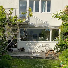 Haus zu mieten für 4.809 CHF pro Monat in Küsnacht, Sternenfeldstrasse