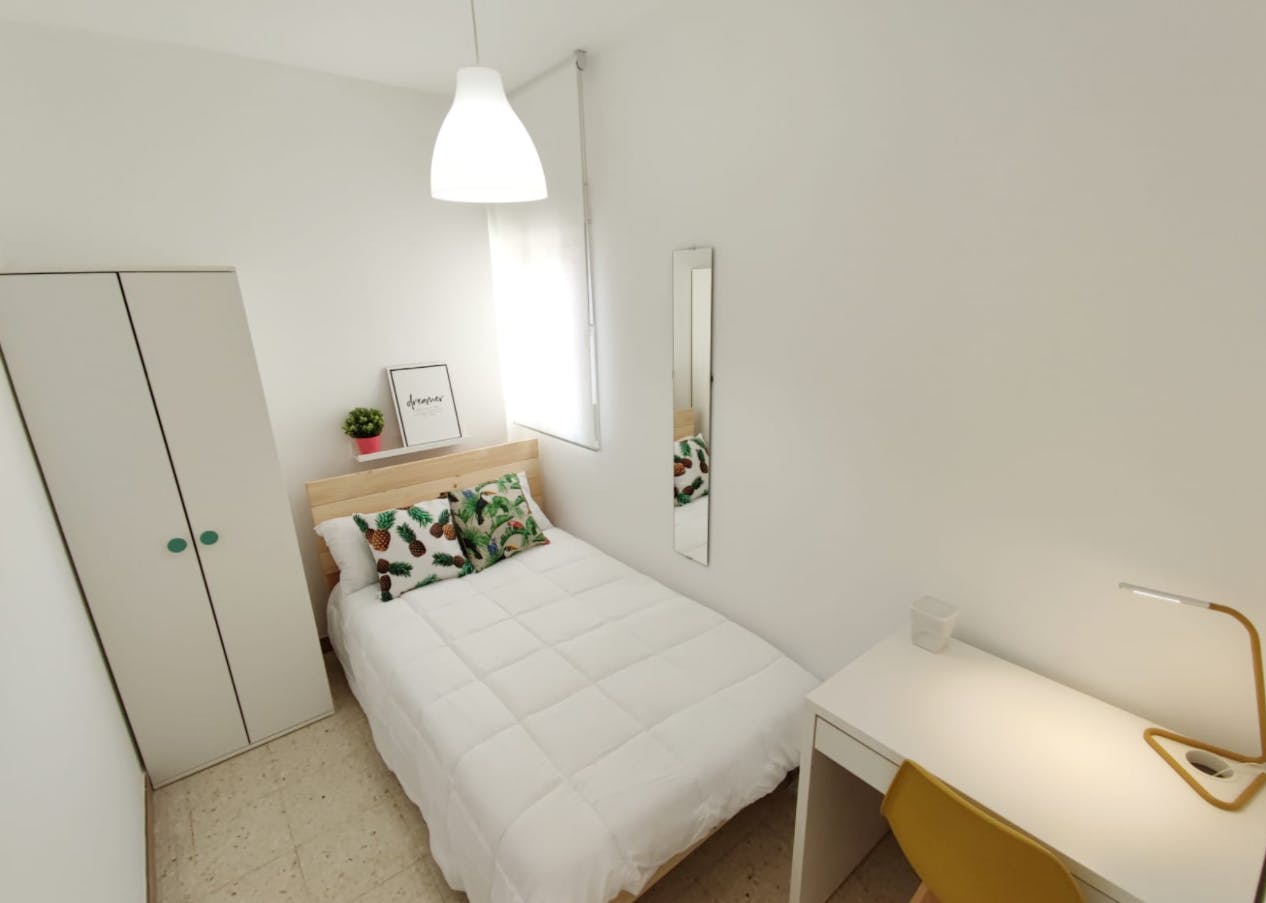 Отдельная комната сдается в аренду за 230 € в месяц в Granada, Calle Doña María Manuela