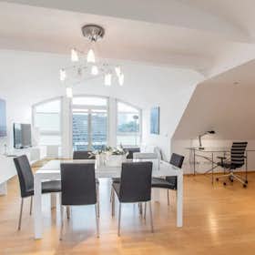 Apartment for rent for €2,400 per month in Düsseldorf, Graf-Recke-Straße