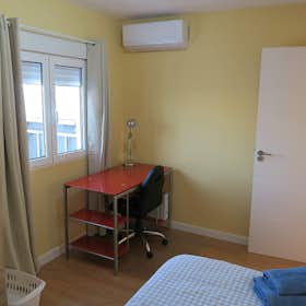 Private room for rent for €325 per month in Sevilla, Avenida Santa Cecilia